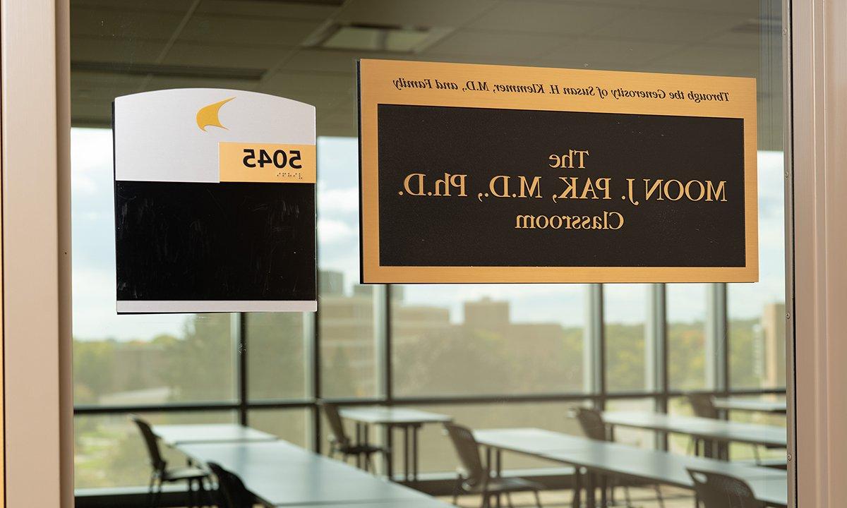 Classroom plaque. Text reads: Through the generosity of Susan H. Klemmer, M.D., and Family The Moon J. Pak, M.D., Ph.D., Classroom